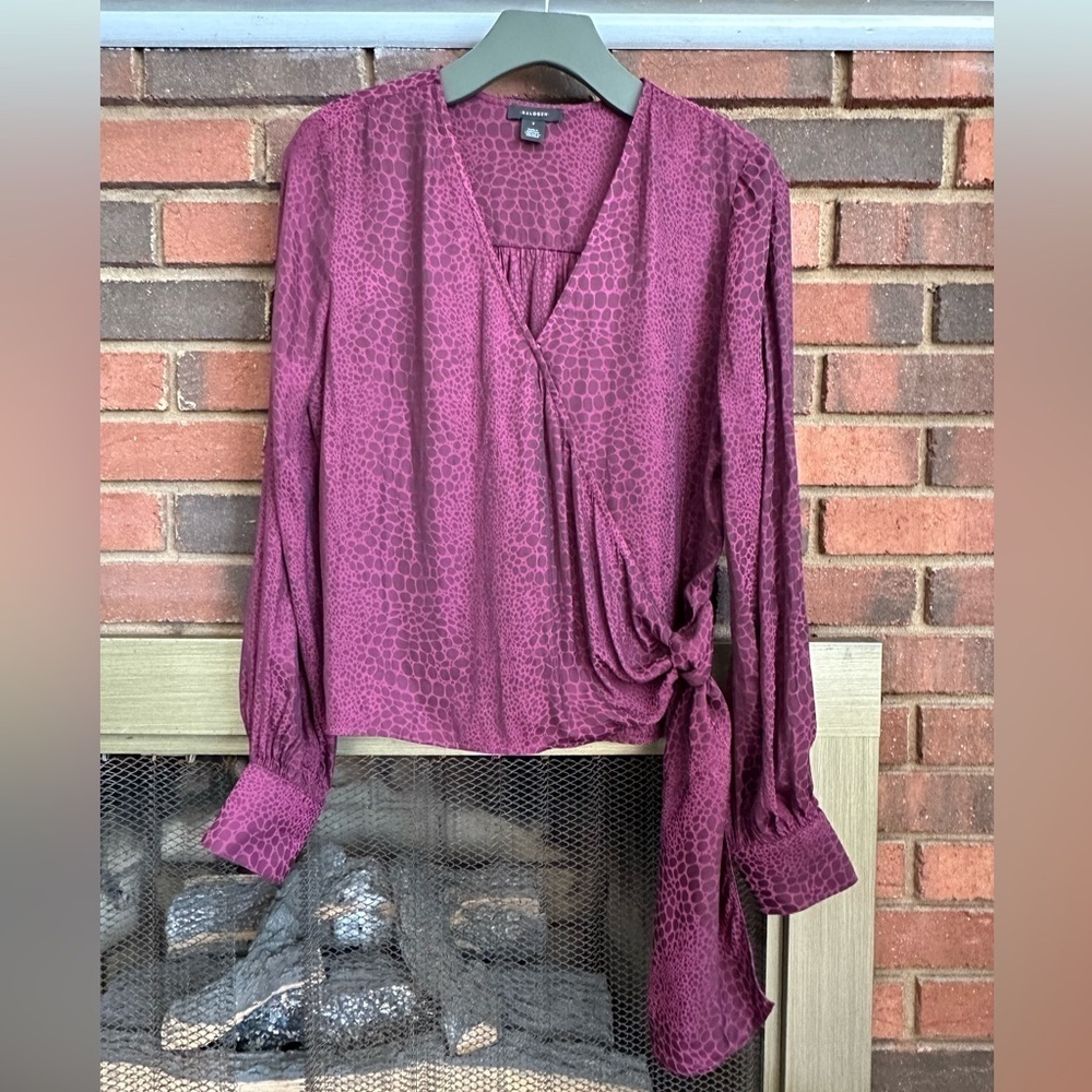 🛍️ Halogen maroon color wrap style blouse.excellent condition.